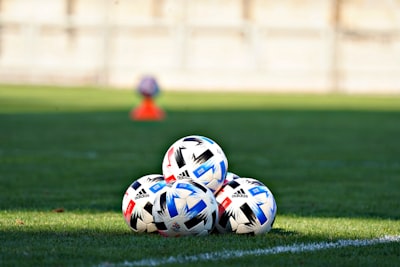 أثار قرار اللجنة الأولمبية الجزائرية منح وسام استحقاق لنجم ريال مدريد كريم بنزيمة ردود فعل غاضبة في البلاد